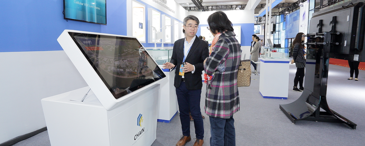 Wisdom Chan, co-founder and Chief Technology Officer of Chain Technology Development, introduced the Smart Pole applications based on Hybrid Reality Visualization & Management System to Mrs Carrie Lam Cheng Yuet-ngor, Chief Executive of Hong Kong SAR.