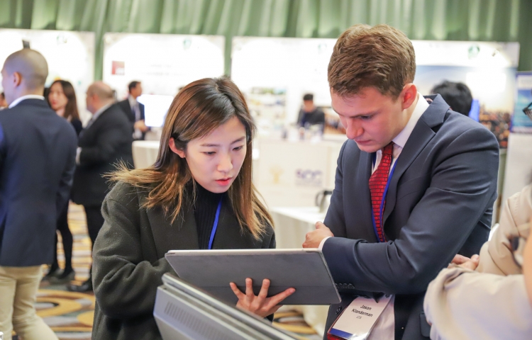 Our team member explained to visitor how to operate HRVMS in tablet.